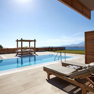 Zimmer mit Kingsize-Bett und mit Schwimmbadblick